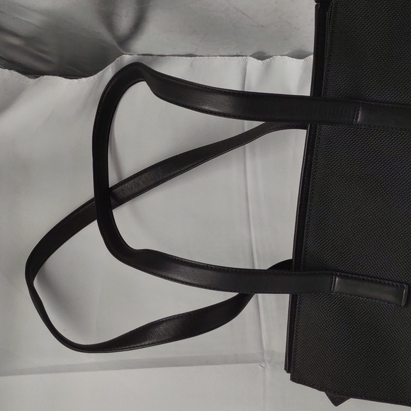 Tumi nylon 12x12 shoulder bag - Picture 3 of 15